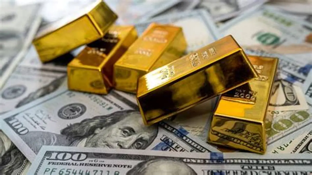 الذهب يهبط قرب 5000 دولار متأثراً بصعود الدولار وترقب قرارات البنوك المركزية